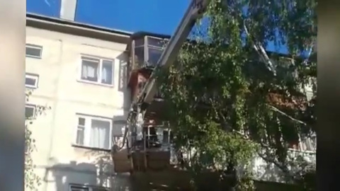 Спасатели в Иркутске сняли с балкона запертую в квартире пятилетнюю девочку
