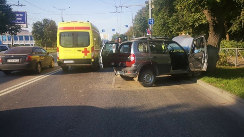 Утром в Йошкар-Оле водитель Lada наехал на дерево и погиб
