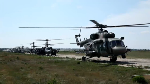 Минобороны показало кадры групповой работы российских вертолетчиков