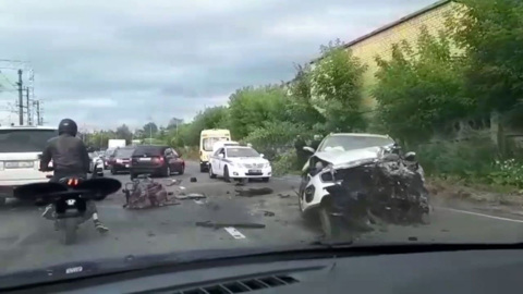 В Ярославле водитель иномарки врезался в бетонное ограждение