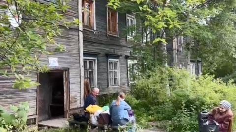 В Архангельске сошел со свай второй за неделю деревянный жилой дом