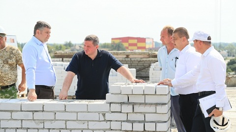 Губернатор Волгоградской области нашел оплошность в строительстве школы