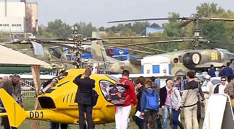 МАКС-2013: плохая погода не мешает летчикам и гостям авиашоу