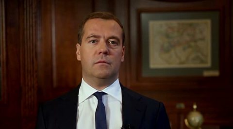 Медведев в видеоблоге поздравил школьников с Днем знаний