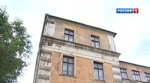 Вместо учеников по новосибирской школе гуляет ветер
