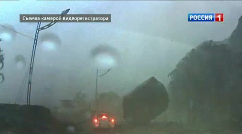 Автомобиль под каменным дождем заснял видеорегистратор