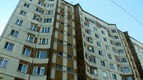 В Архангельске из окна 8 этажа выпал 7-летний мальчик