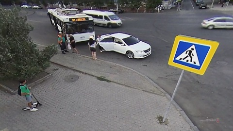 В Волгограде троллейбус попал в дорожный конфликт