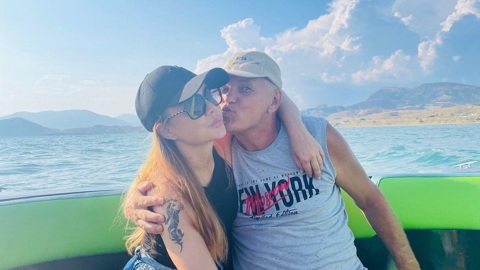 Певица МакSим показала на фото отца, победившего рак
