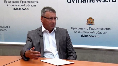 Новый учебный год школьники Поморья начнут с исполнения гимна России и поднятия флага