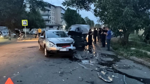 На Ставрополье три человека пострадали в ДТП с участием кроссовера и отечественной легковушки