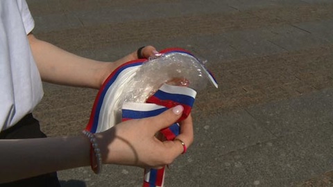 В День флага России пензенцам раздали более 500 бело-сине-красных ленточек