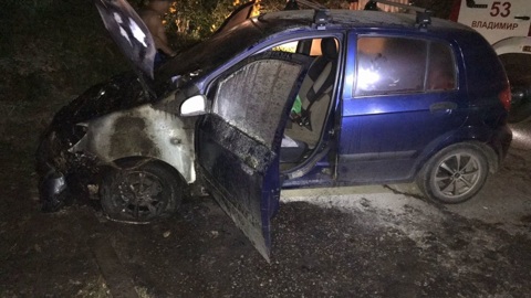 Во Владимире на улице Вокзальной ночью загорелся автомобиль