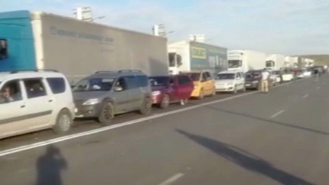 На границе с Казахстаном образовались огромные очереди из автомобилей
