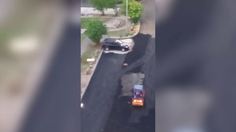 В Ярославле в одном из дворов асфальт уложили вокруг стоящей машины