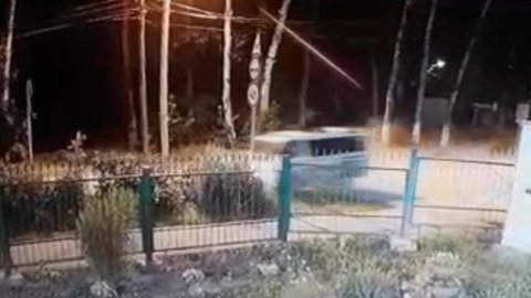 На Сахалине водитель фургона, катая приятеля на крыше, снес знак