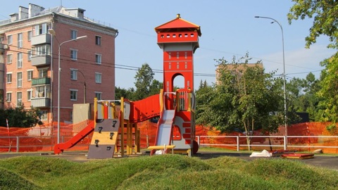 На площадке "Маленький Рыбинск" начали установку игровых элементов