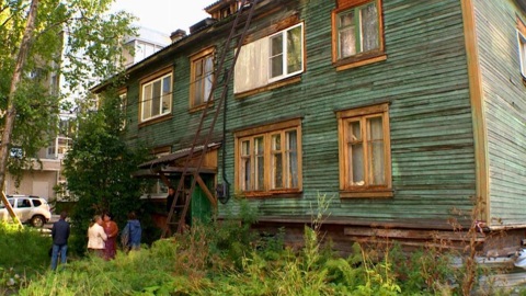 Жильцы аварийного деревянного дома на улице Романа Куликова в Архангельске отказываются покидать свои квартиры