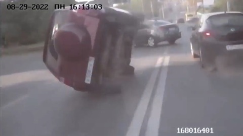 В Ижевске уходящая от погони иномарка попала в ДТП и опрокинулась