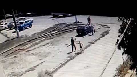 Грабеж ребенка в Волгограде попал на видео