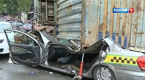 Во Владивостоке большегруз перевернулся и придавил две машины