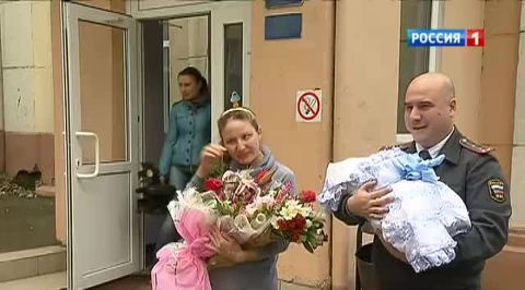Сотрудники ДПС присутствовали на выписке мальчика, роды которого они принимали
