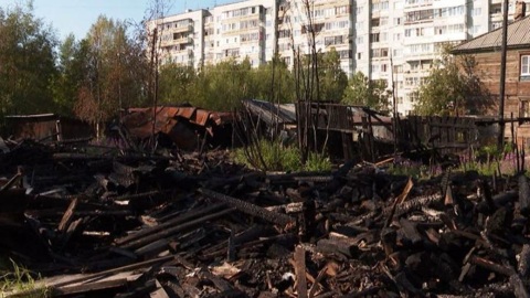 Жители деревянных домов на Гагарина в Архангельске из-за пожара остались без сараев и дров