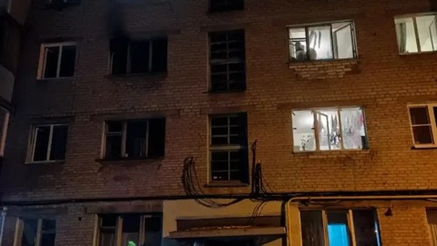 В Казани ночью эвакуировали жителей горящей пятиэтажки