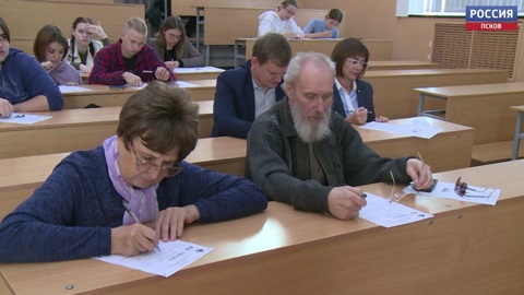Псковичи сегодня смогли проверить свои знания по истории Великой Отечественной на "Диктанте Победы"