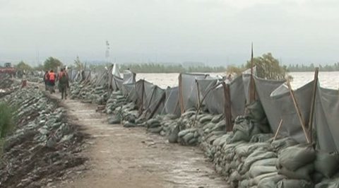 Дальний Восток: водолазы и военные борются за дамбы