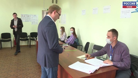 Руководитель регионального отделения ЛДПР Антон Минаков голосовал на участке в районе Завокзалья