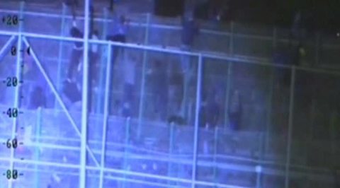 Сотни беженцев из Марокко взяли штурмом забор на границе с Испанией