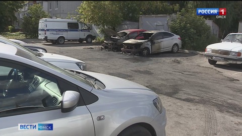 В Омске неизвестный в капюшоне поджог четыре автомобиля