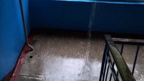 Жители дома на проспекте Победы пожаловались на "водопад" в подъезде