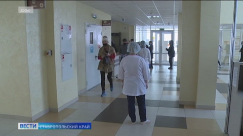 Минздрав Ставрополья проводит служебное расследование из-за падения женщины-инвалида с носилок