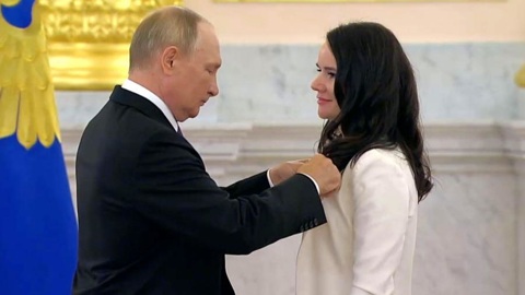 Президент Владимир Путин вручил государственные награды эпидемиологам из Архангельска