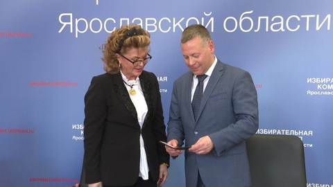 Михаилу Евраеву вручили удостоверение губернатора Ярославской области