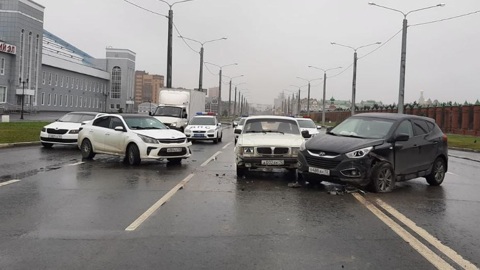 В Йошкар-Оле во время дождя столкнулись три машины