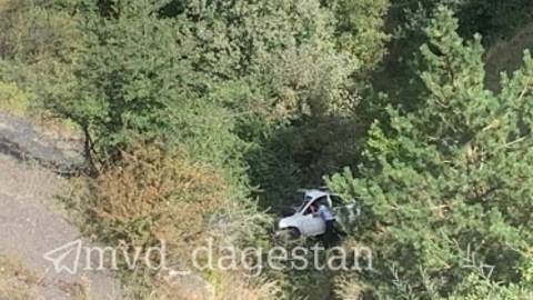 Автомобиль сорвался в обрыв в Дагестане
