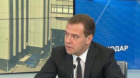 Медведев: Украине не усидеть не двух стульчиках