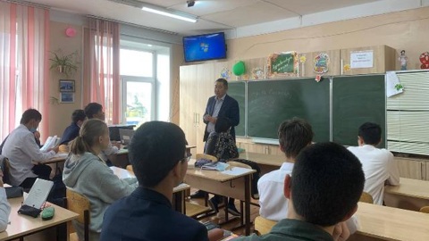 Министр туризма Бурятии провел урок истории для улан-удэнских школьников