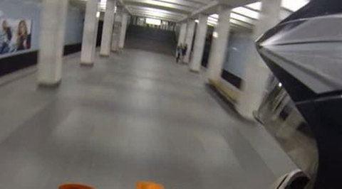 Экстремал рассекал на мотоцикле в столичном метро