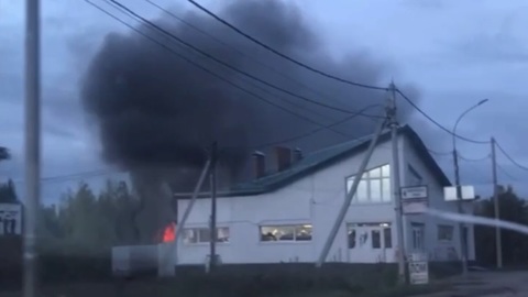 В Рыбинске при пожаре в автосервисе сгорели две машины