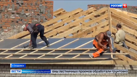 Строители КБР восстанавливают одну из многоэтажек в городе Скадовске Херсонской области