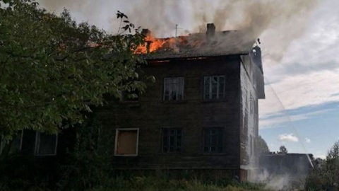 В Архангельске локализован крупный пожар в двухэтажном деревянном доме на улице Доковской