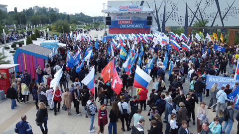 В первый день референдумов волгоградцы вышли на митинг, чтобы поддержать жителей Донбасса
