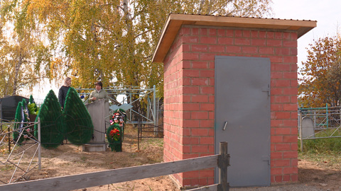 Прямо возле могил на кладбище в Иркутском районе установили общественный туалет