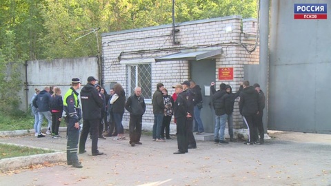 С пожеланиями скорейшего возвращения. Из Псковской области отправились на подготовку первые мобилизованные