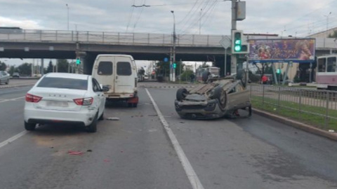 Волгоградские полицейские сообщили о ДТП с перевернувшимся Renault Logan