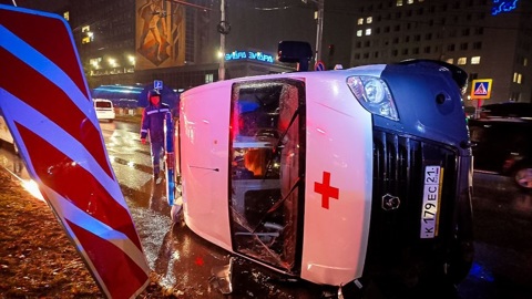 В Чебоксарах в результате ДТП опрокинулась машина скорой помощи